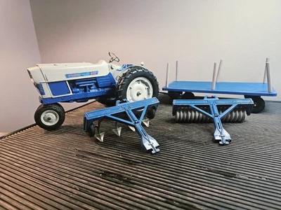 Ford Commander 6000 1965 Hubley 1:12 azul blanco NF 3 puntos tractor de juguete agrícola, nuevo Foto 1 de 4