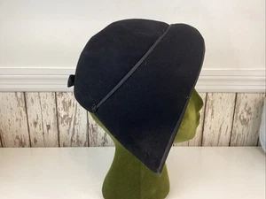 VINTAGE HOCHSCHILD KOHN & CO BALTIMORE BLACK LADIES HAT/HEADPIECE WITH HATPIN - Picture 1 of 12