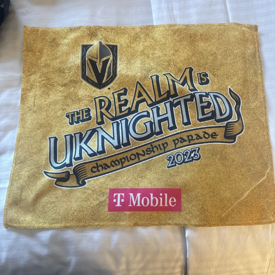 TOALHA DE RALLY LAS VEGAS GOLDEN KNIGHTS 2023 STANLEY CUP CHAMPS PARADE NOVA 17 x 14 - Imagem 1 de 1