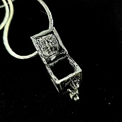 Collar Ornamentado Veneno Aroma Mensaje Caja Medallón Gótico Steampunk Peltre Repujado Foto 1 de 4