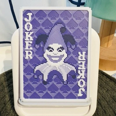 Ímã de arte em relevo impresso em 3D - Cartão coringa inspirado em Balatro Coringa Irado - Imagem 1 de 4