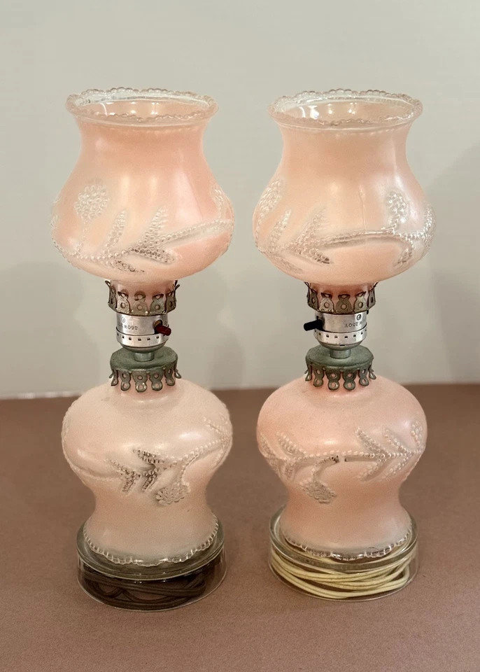 Lámpara tocador vintage Art Deco de vidrio rosa esmerilado Hurricane de los años 50 Foto 1 de 4