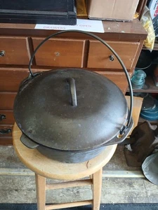 Vtg Antique Cast Iron Dutch Oven 101/4" 8 Qt w Lid & Bail - Picture 1 of 7