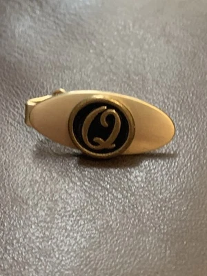 Gravata monogramada em tom dourado com design oval preto "Q" vintage - Imagem 1 de 4