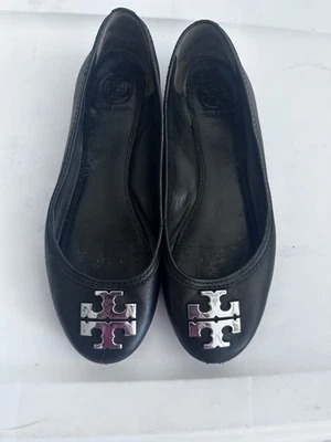 Pisos de ballet Tory Burch de cuero negro con logotipo plateado talla 7,5 M espalda lisa Foto 1 de 4