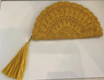 Cartera clutch curvada de ganchillo con cierre de cremallera amarilla borla Foto 1 de 4