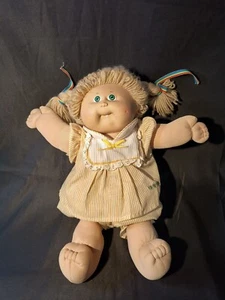 Vintage Cabbage Patch Girl 1983 blonde grüne Augen Regenbogen Haargummis mit Windel - Bild 1 von 20