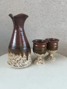 Vintage Studio Kunst Keramik Krug Karaffe Set 2 Kelche Tassen Braun Schild gestempelt - Bild 1 von 8