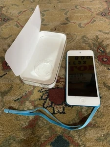 Apple iPod Touch 5th Generation Blue (32 GB) Fully Working - Picture 1 of 15