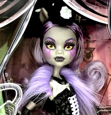 2014 Monster High Freak du Chic Clawdeen Doll Target Exclusive New Imperfect Box - Image 1 of 4