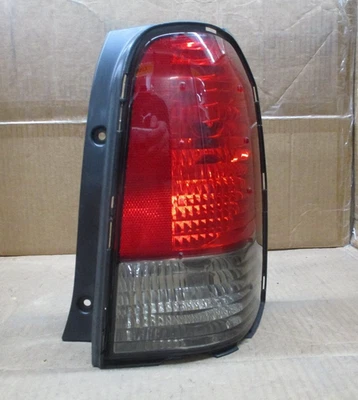 Luz trasera derecha lado pasajero Mercury Mariner 2005-2007 OEM-5E6Z13404AA Foto 1 de 4