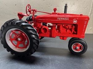 MCCORMICK DEERING FARMALL M TRACTOR 1995 FARM SHOW 1/8 SCALE MIB DIE CAST RARE - Picture 1 of 24