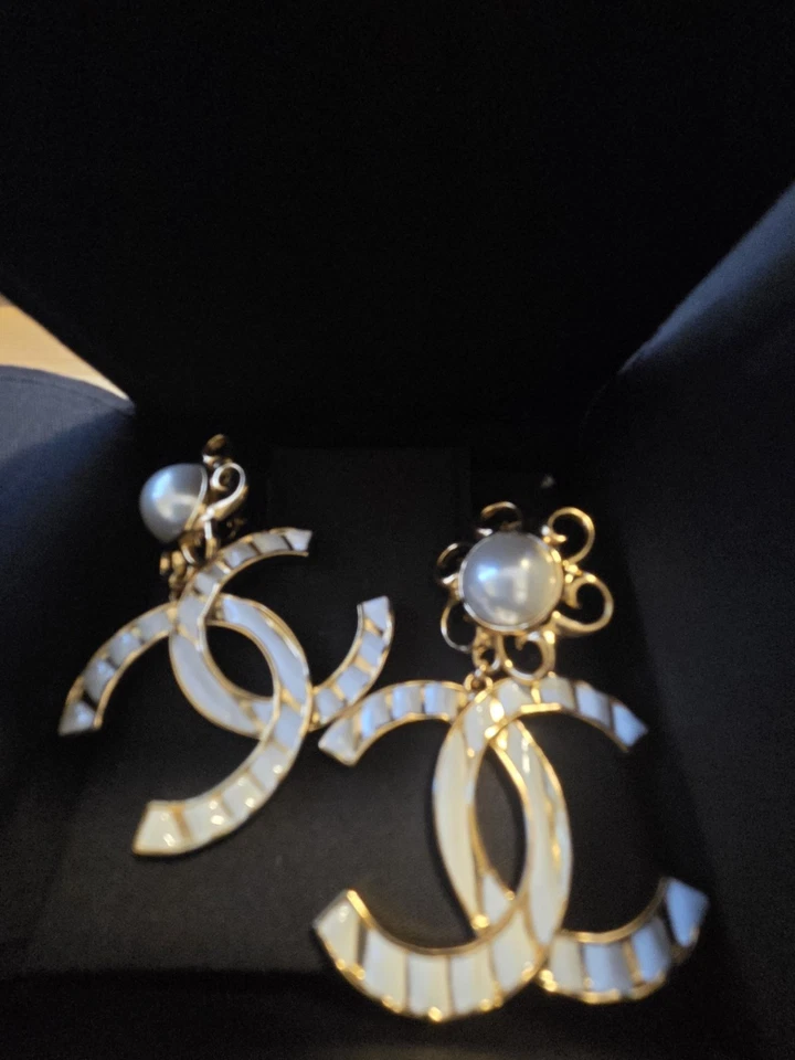 Brincos Chanel 23C ouro listras brancas clipe de resina logotipo CC pendurado gota declaração - Imagem 1 de 4