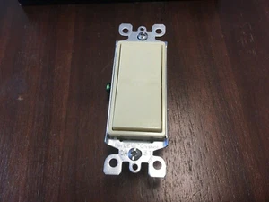 Leviton DECORA Wippe einpolig AC Leiseschalter ELFENBEIN 5601-2I 1 STÜCK - Bild 1 von 4