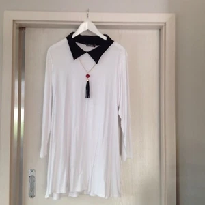 T-Shirt Tunika Gr Xl ,Gr 44 Neu , Weiß mit Schwarzem Kragen & Kette - Bild 1 von 6