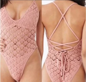 Traje de baño Forever 21 talla XL rosa polvoriento ganchillo algodón una pieza con cordones corte alto - Imagen 1 de 10