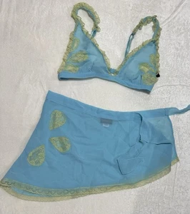 Conjunto de sujetador de encaje y falda envolvente de colección Fredrick’s Of Hollywood talla S - Imagen 1 de 5
