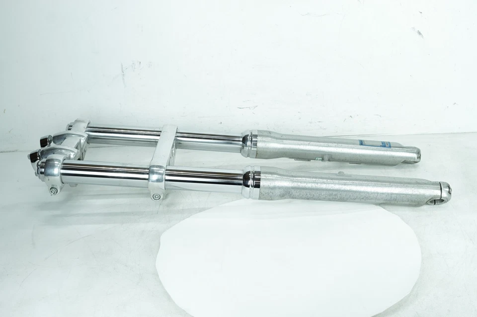 Harley Dyna Street Bob 2008 OEM juego de triple árbol delantero y patas de horquilla derecha deslizantes Foto 1 de 4