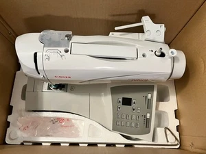 Singer Quantum Futura CE-200 Computerized Sewing/Embroidery Machine New Open Box - Picture 1 of 17