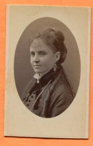 CDV Cincinnati, OH, Ritratto di giovane donna, di Howland, circa 1870 timbro posteriore - Foto 1 di 3