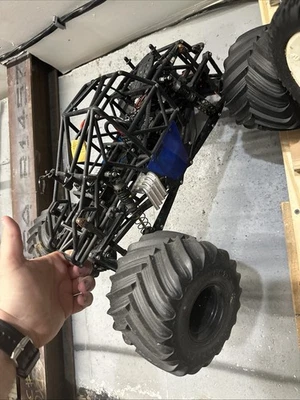AXIAL MONSTER TRUCK SMT10 - Image 1 of 4