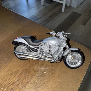 Maisto Harley Davidson Silver 1:18 Scale Motorcycle - Picture 1 of 7