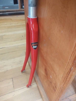 Horquilla de aluminio Kinesis 650c - 1” roscada, roja, tubo de dirección de 8,5” Foto 1 de 3