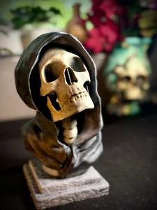 Hooded Skull Statue and Bookends - Grim Reaper Bookshelf - Picture 1 of 3