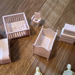 Lote de muebles y personas de plástico vintage para casa de muñecas Marx - Imagen 1 de 2