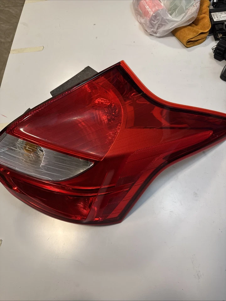 2012-2014年福特福克斯白炽灯右侧尾灯总成原始设备制造商 — 第 1/3 张图片