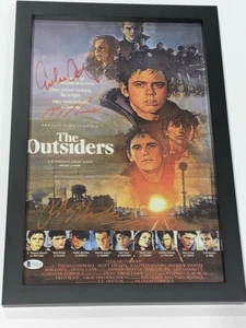 PÓSTER FIRMADO POR THE OUTSIDERS 11X17 ENMARCADO HOWELL ESTEVEZ RALPH MACCHIO BAS CERTIFICADO DE AUTENTICIDAD 1 - Imagen 1 de 3
