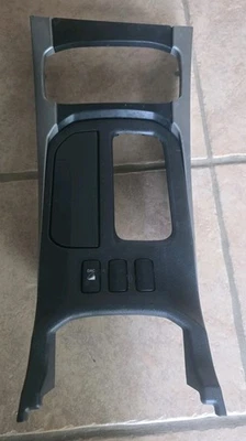 03-09 TOYOTA 4RUNNER SR5 CONSOLA DE CAMBIOS BISEL FABRICANTE DE EQUIPOS ORIGINALES GRIS OSCURO CON TOMA DE CORRIENTE 12V Foto 1 de 4