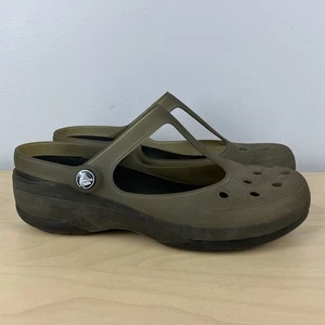 Crocs Damengröße 8,0 Carlie T-Riemen Mary Jane Kelly Clogs Pantoletten oliv schwarz - Bild 1 von 12