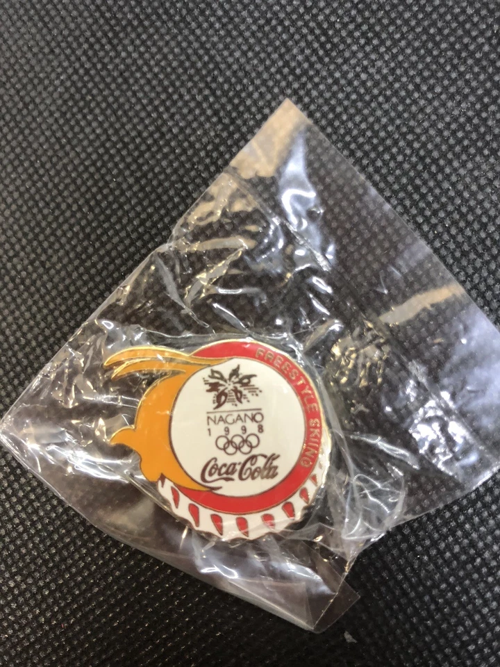 NAGANO 1998 OLYMPIC GAMES. SPONSOR PIN. COCA COLA CAP. FREESTYLE SKIING - Image 1 of 2