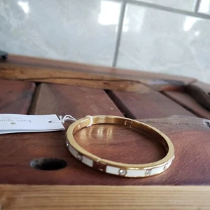 Kate Spade - in Stein gefasst - Emaille & Stein aufklappbarer Armreif Armband - weiß - neu mit Etikett - $ 48 - Bild 1 von 5