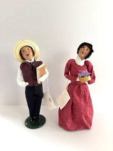 Byers Choice Carolers UOMO E DONNA vecchio villaggio di Sturbridge con etichette originali 13" - Foto 1 di 8