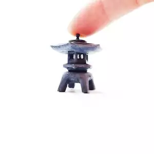 Linterna de Piedra - Estatua en miniatura escala 1:12 para diorama de jardín de hadas (1 linterna) - Imagen 1 de 3