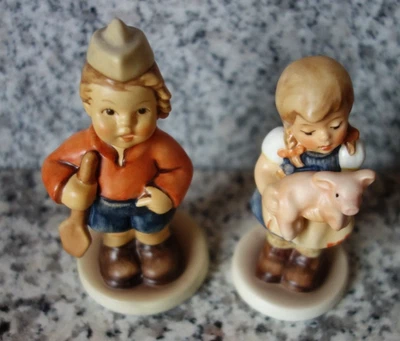 2 Stück Hummel exclusive Figuren Hum 2052 + 2148/B "Glücksschweinchen+mitrudern" - Bild 1 von 4