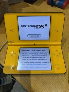 Nintendo DSI XL con caricatore USB - Giallo - OTTIME CONDIZIONI - Foto 1 di 7