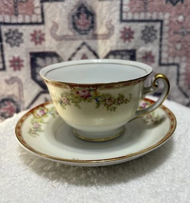 Taza de té y platillo Royal Chester porcelana de hueso floral con borde dorado. Japón vintage   Foto 1 de 3