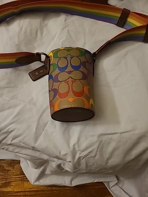 Bandolera Coach Water Bottle en lona Rainbow Signature Foto 1 de 4