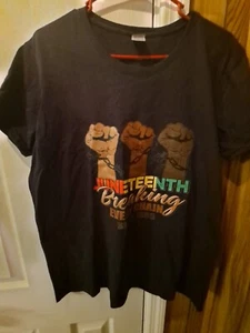 DAMEN SCHWARZES VINYL-T-SHIRT JUNETEENTH BREAKING EVERY CHAIN - Bild 1 von 2