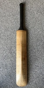 Signed Cricket Bat 1952 Australia, Surrey, Gloucester, Derby ~ Ray Lindwall. - Picture 1 of 21