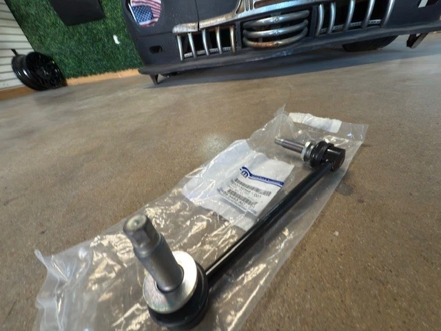 (1) Barra estabilizadora suspensión delantera izquierda Mopar original 04895483AC Foto 1 de 4