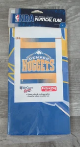 Bandiera Denver Nuggets banner verticale interno esterno 27" x 37" logo squadra NBA - Foto 1 di 3