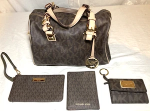 Lote (4) Cartera MICHAEL KORS Marrón Logo Grayson con Cartera, Monedero, Bolso con Cremallera - Imagen 1 de 12