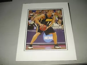 Foto autografiada de baloncesto de Adam Haluska 2007 Iowa 8x10, montada con alfombras EX - Imagen 1 de 6