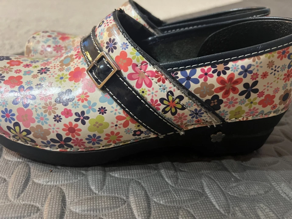 Zuecos daneses Sanita Koi zapatos de cuero talla 40 EE. UU. 9,5 florales sin cordones mulas Foto 1 de 4