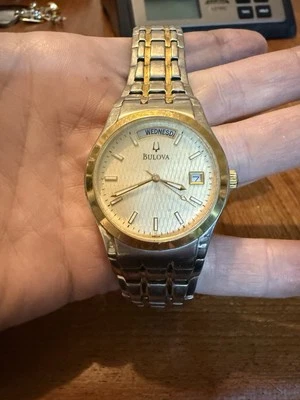 Reloj de vestir Bulova 98C60 para hombre esfera dorada champán dos tonos acero inoxidable fecha Foto 1 de 4