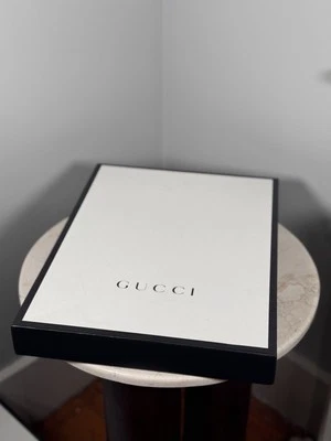 Пустая белая и черная коробка одежды Gucci 16x12x2 - Изображение 1 из 4